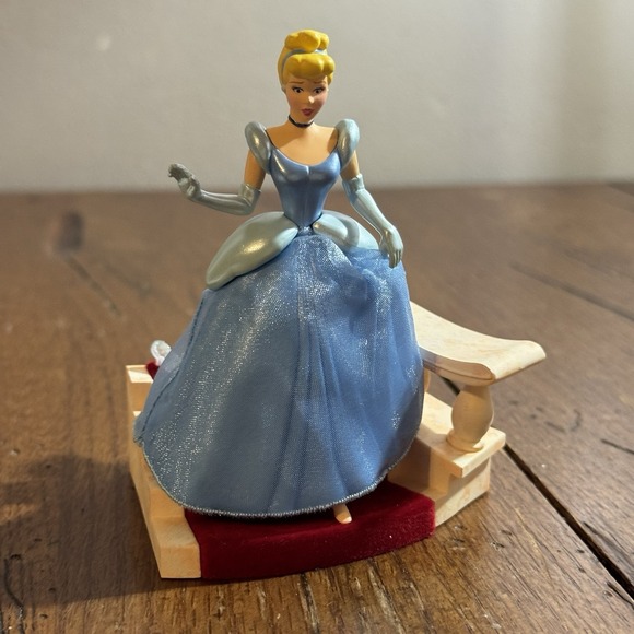 Hallmark Christmas Ornament 2007 THE GLASS SLIPPER Disney Cinderella H72 - Picture 3 of 7